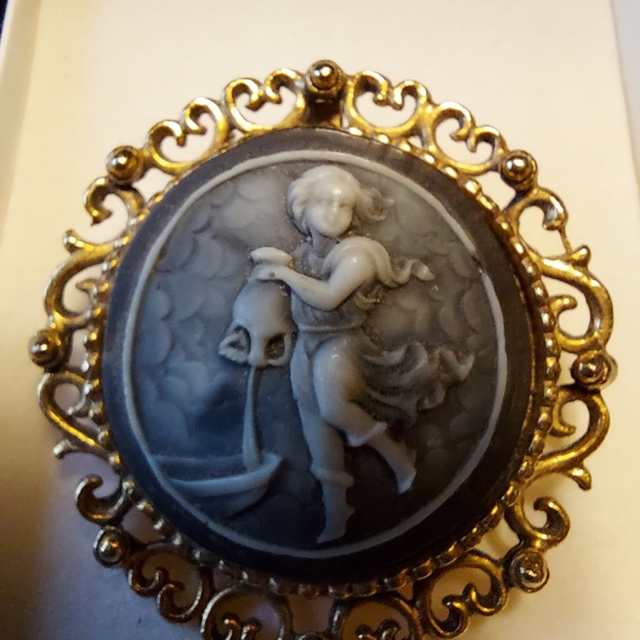 Cameo Brooch or Pendant, Boy w/ Waterpitcher, Goldtone, Unbranded. - Picture 10 of 13